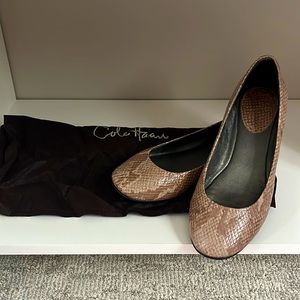 Cole Haan Nike Air flats size 8 light brown and tan snakeskin print